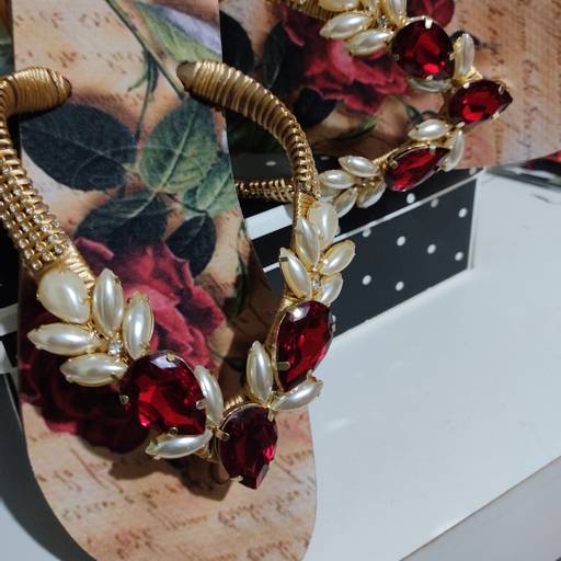 Chinelo Havaianas Bordado com joias folheadas e lonitas por Chinelos de Luxo