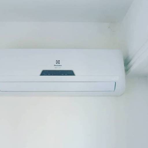 Comprar o produto de Instalação de Ar Condicionado em Refrigeração - Assistência Técnica pela empresa Shalom Refrigeração Loja 1 em Brasília, DF por Solutudo