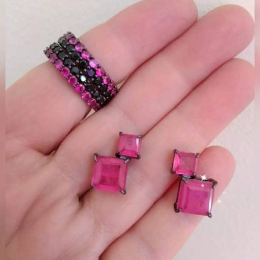 Delicadeza e cor em formato de pedras por Laís Faganello SemiJóias