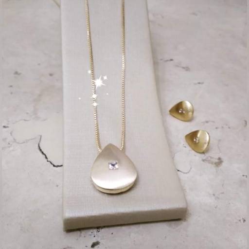 Conjunto de colar longo e brinco, delicadeza banhada a ouro por Laís Faganello SemiJóias