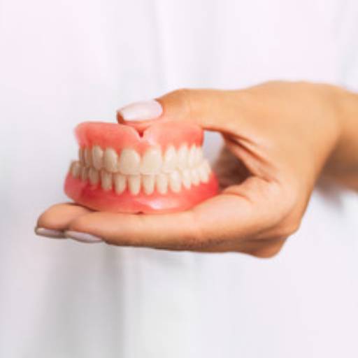 Prótese Dentária por Dra Larissa Abdala