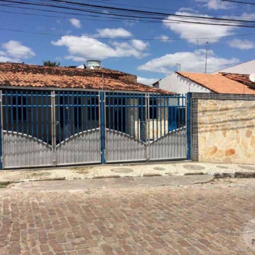 Casa a venda próximo a Praça do Conjunto Centenário.