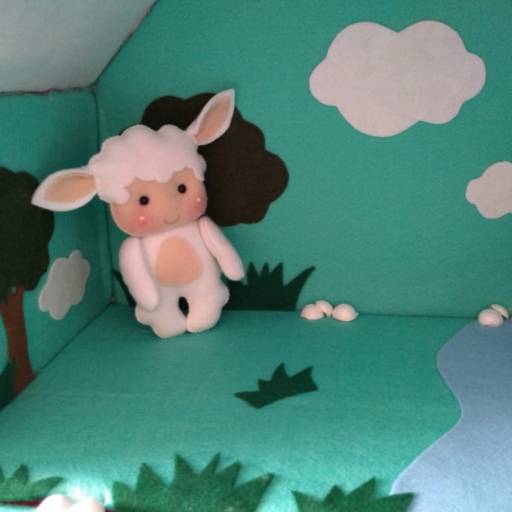 Casinha interativa com mais ou menos 40 cm de altura por Mon Petit Ateliê