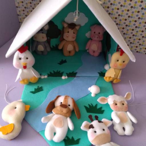 Casinha interativa com mais ou menos 40 cm de altura por Mon Petit Ateliê