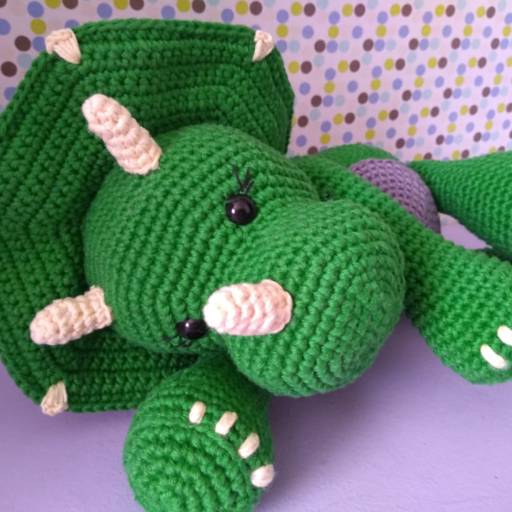 Dinossauro Amigurumi  35 a 40 cm mais ou menos por Mon Petit Ateliê
