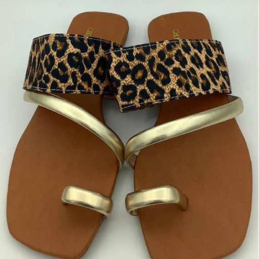 Rasteirinha Dedo Lateral Onça por Geovana Freitas Calçados