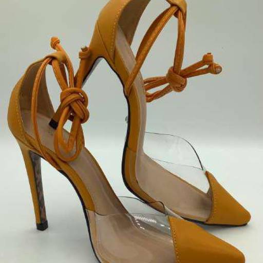 Scarpin Vinil Tecido e Napa 9cm por Geovana Freitas Calçados