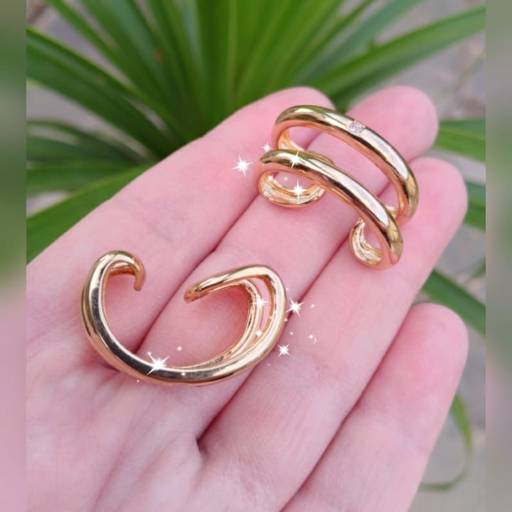 Brinco muito diferente banhado a ouro