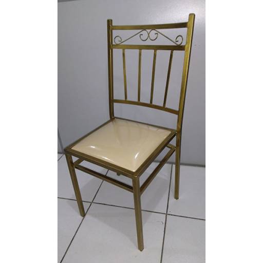 Aluguel de Cadeira Quadrada Almofadada Dourada por Kyrios Decoracao E Buffet