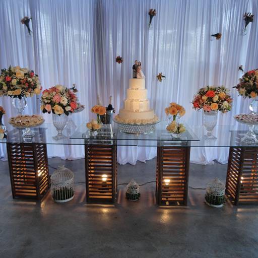 Aluguel de Mesas, móveis e vidros por Kyrios Decoracao E Buffet