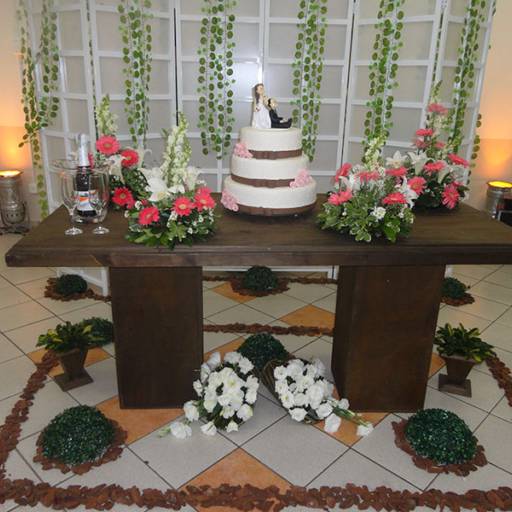 Aluguel de Mesas, móveis e vidros por Kyrios Decoracao E Buffet