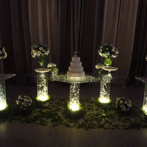 Aluguel de Mesas, móveis e vidros por Kyrios Decoracao E Buffet