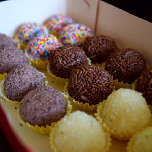 Caixa com bombons e brigadeiros