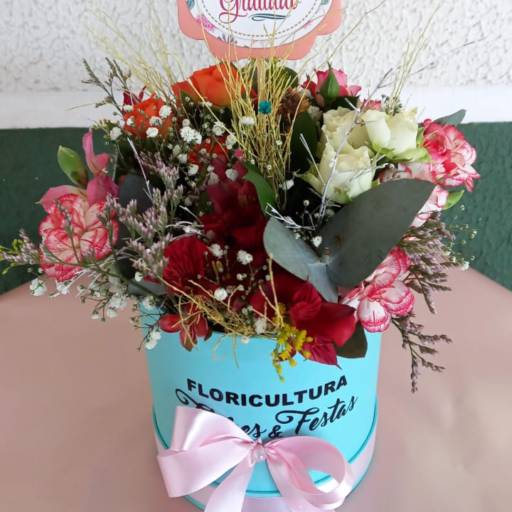 Comprar o produto de Box Tiffany com flores  em Cesta de Flores pela empresa Floricultura 24hr Flores & Festas em Foz do Iguaçu, PR por Solutudo