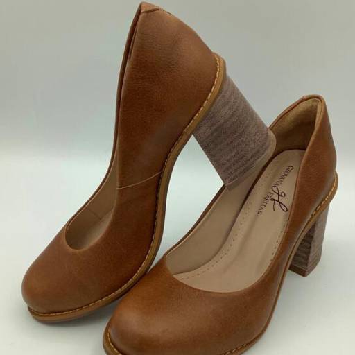 Scarpin Peep Toe Malboro Camel por Geovana Freitas Calçados