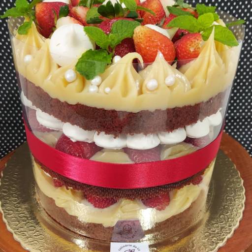 Bolo de Red Velvet com morango e suspiro  por Culinaria da Lu