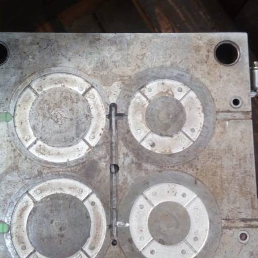 Consertos e ajustes de moldes de injeção plástica e estampos de corte por Ferramentaria Universal