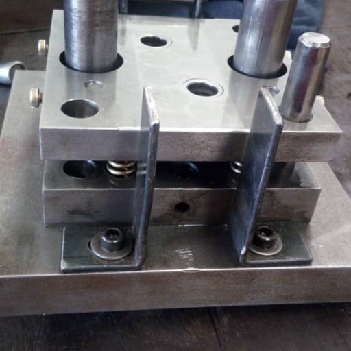 Consertos e ajustes de moldes de injeção plástica e estampos de corte por Ferramentaria Universal