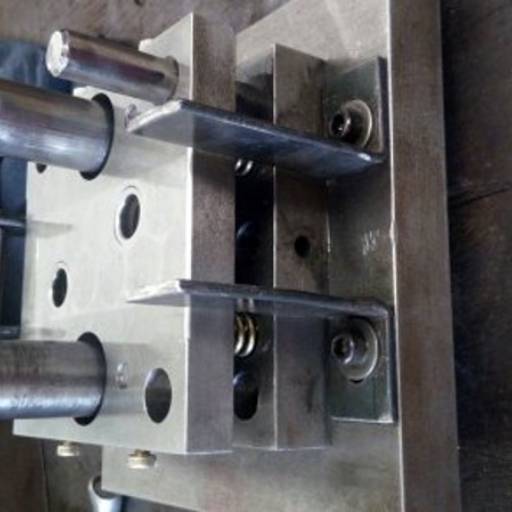 Consertos e ajustes de moldes de injeção plástica e estampos de corte por Ferramentaria Universal