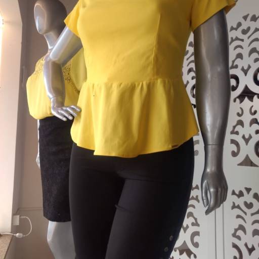 Blusa Amarela com Mangas