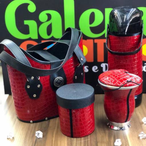 Comprar o produto de Kit Chimarrão Couro Vermelho em Kits de Chimarrão pela empresa Galera Criativa - Presentes e Decorações em Foz do Iguaçu, PR por Solutudo