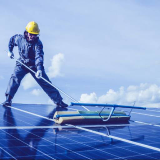 Limpeza de placas solares por Shiotani Solar Engenharia