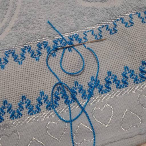 Toalha de lavabo bordada e com borda de crochê por Vovó Lua Arteira Artesanatos 