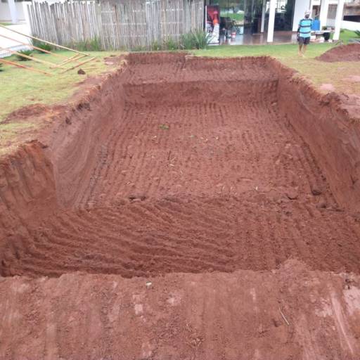 Escavação de Piscinas na Represa de Avaré por Elplan Terraplanagem em Avaré