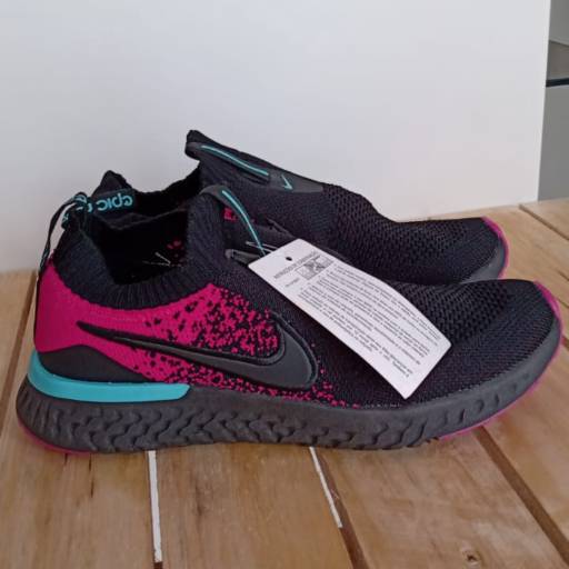 Tênis Nike na cor preto e rosa, numeração 38 em Bauru em Bauru, SP por Meninas Modas e Acessórios 