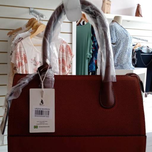 Bolsa VeryRio na cor marrom, semelhante ao couro, com alça transversal em Bauru por Meninas Modas e Acessórios 