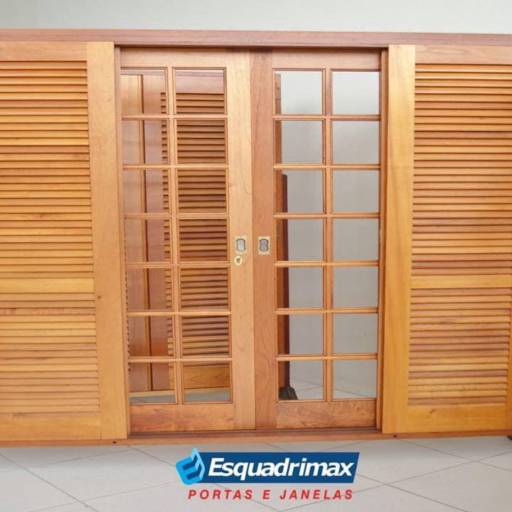Comprar a oferta de Portas e Janelas em madeira em Esquadrias pela empresa Esquadrimax em Botucatu, SP por Solutudo