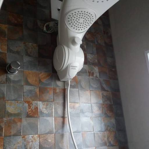 Instalações de Quadro, Luminária e Prateleira. por Conceitu'alpha