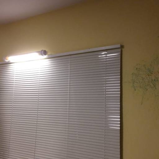 Instalação da luminária, persiana, cortinas e varões.