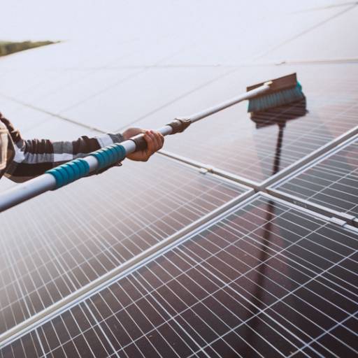 Limpeza de Painéis Solares por Nova Era Elétrica e Energia Solar
