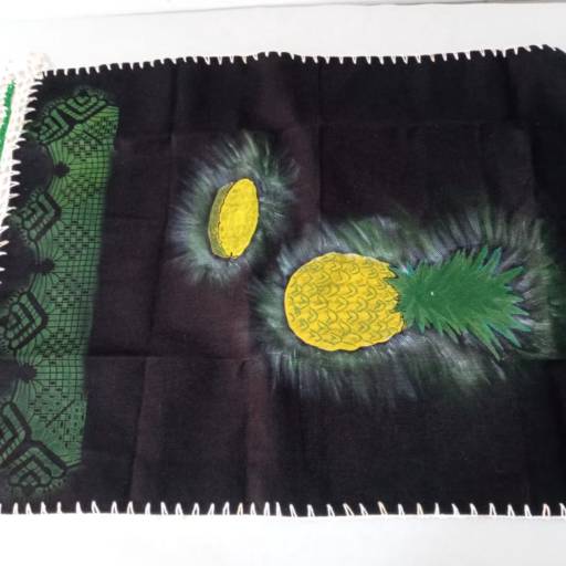 Pano de pratos pintados a mão com barrado em crochê