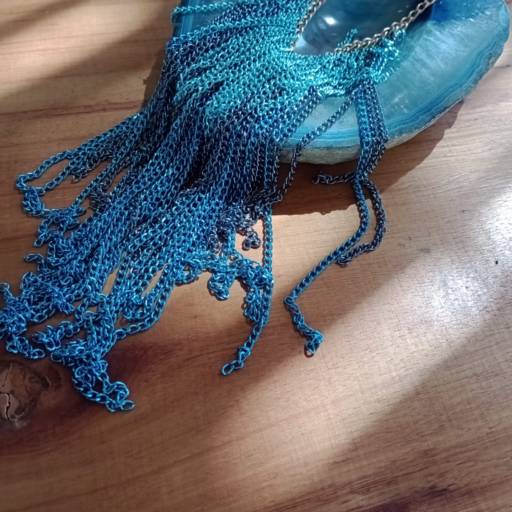 colar dourado e azul 