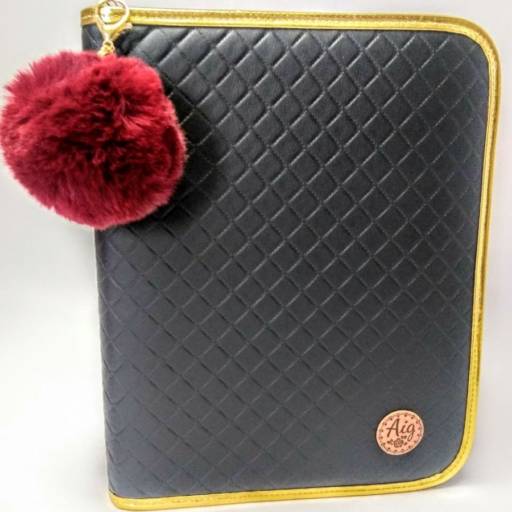 FICHÁRIO CADERNO ARGOLADO PEQUENO 1/4 A5 MATELASSE PRETO/DOURADO + POMPOM 