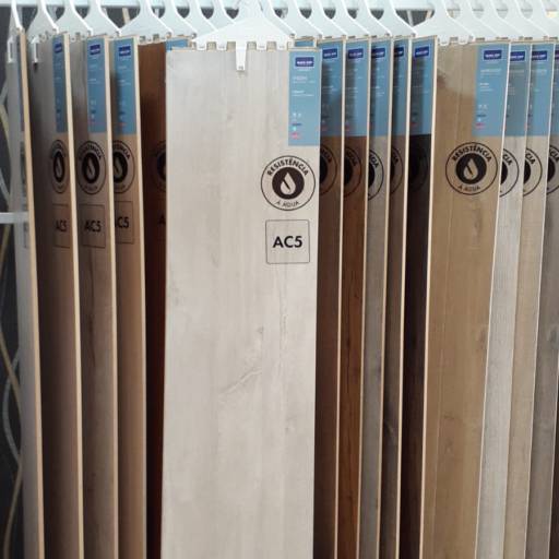 Pisos laminados Quick step (Resistente a água.) por Decolar Comércio de Produtos de Decoração