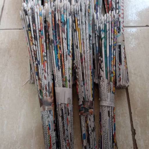Palitos para artesanato em jornal. 
