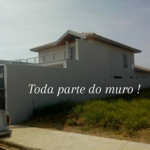 Instalação de pingadeiras em todo muro por Tião Calhas