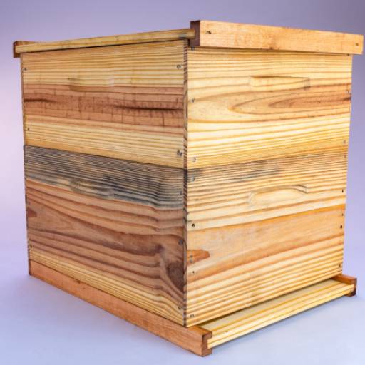Caixa Langstroth por Fábrica de Caixas de Abelha Zé Colmeia Caixa Langstroth por Fábrica de Caixas de Abelha Zé Colmeia