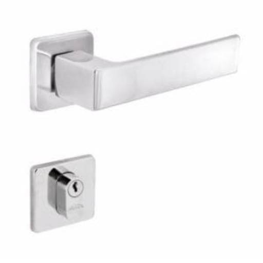 Fechaduras – Portales Portas e Janelas no Ninho Verde II Eco Residence por Portales Portas e Janelas