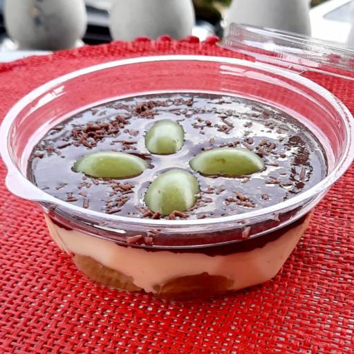 Bombom de uva no pote por Lika Doces Gourmet