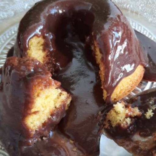 Mini bolo vulcão de cenoura por Lika Doces Gourmet