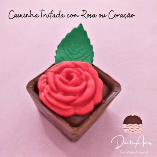 Caixinha trufada com rosa - Doces para festas em Botucatu por Dou-te Amor - Confeitaria Artesanal