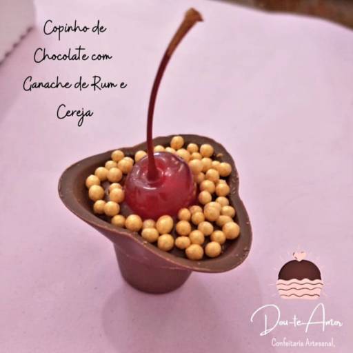 Copinho de chocolate com ganache de run e cereja - Doces finos em Botucatu por Dou-te Amor - Confeitaria Artesanal