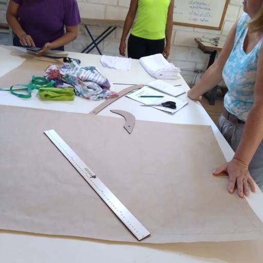 Comprar o produto de Curso de Costura Sob Medida em Costura pela empresa Escola Moldare em Bauru, SP por Solutudo