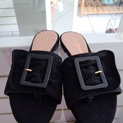 Rasteira em Camurça na cor Preto em Bauru por Meninas Modas e Acessórios 