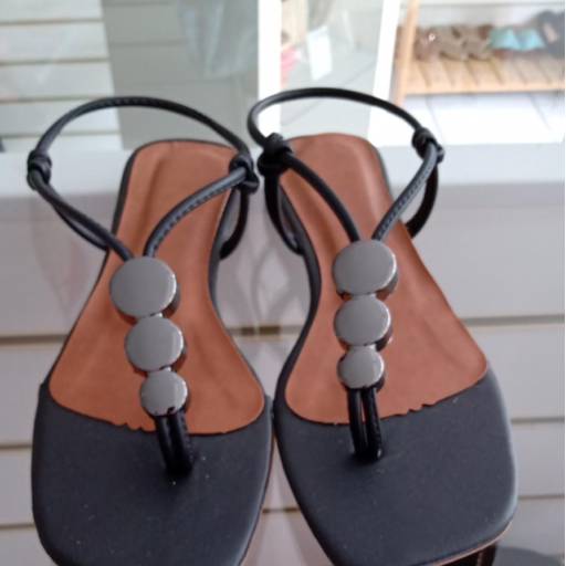 Rasteira em PU na cor preta em Bauru por Meninas Modas e Acessórios 