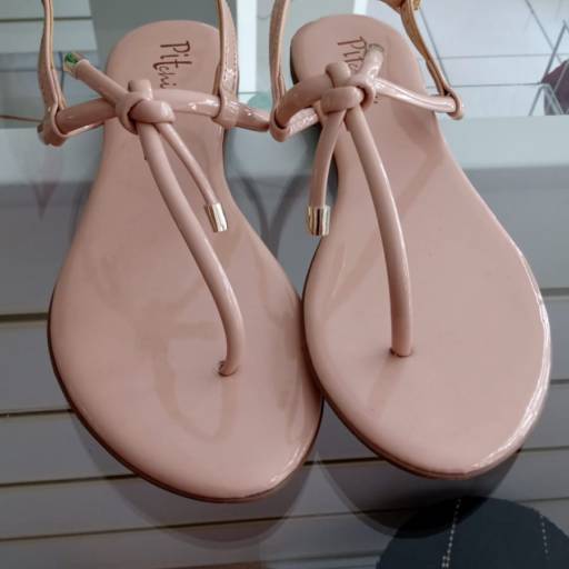 Rasteira na cor nude em couro sintético em Bauru por Meninas Modas e Acessórios 